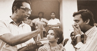 সৌমিত্র আমার প্রথম নায়ক: শর্মিলা ঠাকুর