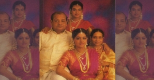 ‘ভুল চিকিৎসায়’ মায়ের মৃত্যু, ৭ কোটি ক্ষতিপূরণ পান শ্রীদেবী ‘ভুল চিকিৎসায়’ মায়ের মৃত্যু, ৭ কোটি ক্ষতিপূরণ পান শ্রীদেবী