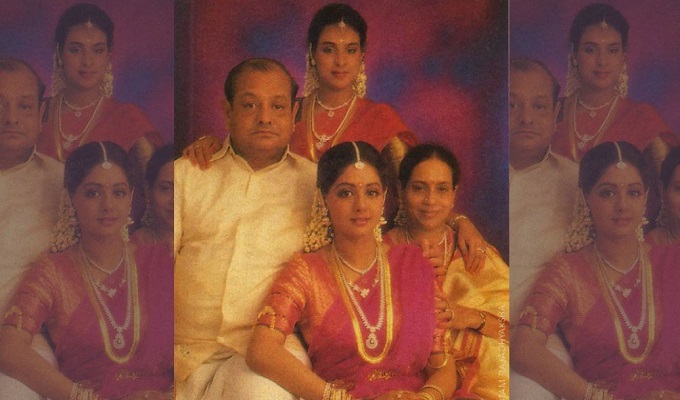 মা-বাবা ও বোনের সঙ্গে শ্রীদেবী।