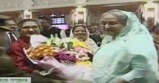 বোনকে ফুলেল শুভেচ্ছা শেখ রেহানার