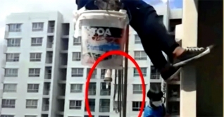 ৩৩ তলায় ঝুলে থাকা রংমিস্ত্রির দড়ি কেটে দিলেন নারী