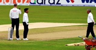 ঢাকা টেস্ট: প্রথম দিন শেষ হলো আলোর বিপত্তিতে ঢাকা টেস্ট: প্রথম দিন শেষ হলো আলোর বিপত্তিতে