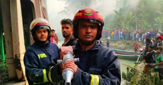 লঞ্চে অগ্নিকাণ্ডের ভয়াবহ বর্ণনা দিলেন বেঁচে আসা যাত্রী লঞ্চে অগ্নিকাণ্ডের ভয়াবহ বর্ণনা দিলেন বেঁচে আসা যাত্রী