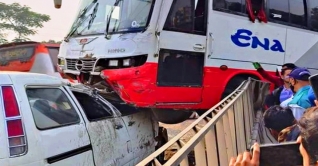 নিয়ন্ত্রণ হারিয়ে মাইক্রোবাসের ওপর উঠে গেল বেপরোয়া এনা নিয়ন্ত্রণ হারিয়ে মাইক্রোবাসের ওপর উঠে গেল বেপরোয়া এনা