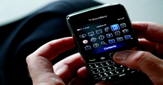 মঙ্গলবার থেকে চলবে না ব্ল্যাকবেরি ফোন