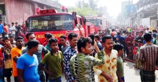রাজধানীর কাপ্তান বাজারে ভয়াবহ আগুন, নিহত ১