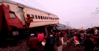 ভারতে ট্রেন দুর্ঘটনায় নিহতের সংখ্যা বেড়ে ৯