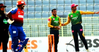 বিপিএল: রাজার ব্যাটে হাঁফ ছেড়ে বাঁচল খুলনা