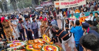 কেন্দ্রীয় শহীদ মিনারে শ্রদ্ধা জানাতে সাধারণ মানুষের ঢল কেন্দ্রীয় শহীদ মিনারে শ্রদ্ধা জানাতে সাধারণ মানুষের ঢল