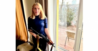 দেশ রক্ষায় অস্ত্র হাতে ইউক্রেনের নারী এমপি