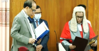 শপথ নিলেন নতুন সিইসি ও কমিশনাররা
