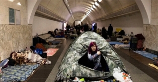 প্রাণভয়ে ইউক্রেনের হাজারো মানুষ পাতাল রেলস্টেশনে