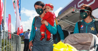 পাকিস্তানের অধিনায়ক বিসমাহ মারুফ একজন ‘মা’ পাকিস্তানের অধিনায়ক বিসমাহ মারুফ একজন ‘মা’