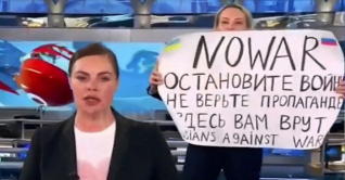 রুশ টিভিতে যুদ্ধবিরোধী পোস্টার নিয়ে হাজির নারী 
