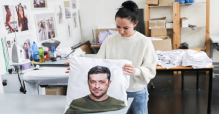 এবার বাজারে এলো জেলেনস্কি বালিশ! 