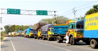 দৌলতদিয়া ঘাট পারের অপেক্ষায় শত শত ট্রাক