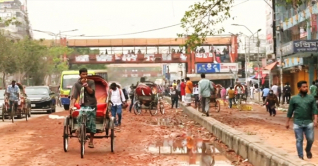 নিউমার্কেটে আজও দোকানপাট বন্ধ নিউমার্কেটে আজও দোকানপাট বন্ধ