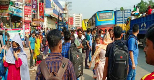 ঢাকা-টাঙ্গাইল মহাসড়কে ভাড়া বেশি হওয়ায় বিপাকে যাত্রীরা