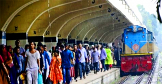 ঈদ শেষে ঢাকায় ফিরছে কর্মমুখী মানুষ