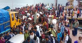 দৌলতদিয়া ঢাকামুখী যাত্রীর ঢল যেন থামছেই না