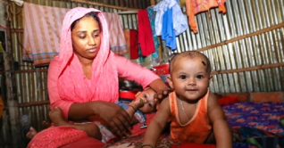 যমজ শিশুদের আগলে রেখে প্রাণ হারিয়েছেন মা