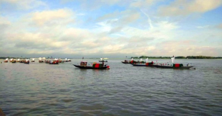 প্রধানমন্ত্রীকে বরণে পদ্মার পাড়ে প্রস্তুত লাল-সবুজের ৮০ নৌকা প্রধানমন্ত্রীকে বরণে পদ্মার পাড়ে প্রস্তুত লাল-সবুজের ৮০ নৌকা