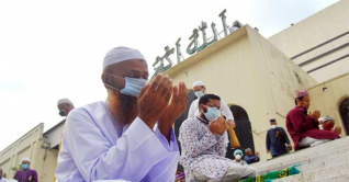 ঈদ জামাতে দেশের সমৃদ্ধি ও মঙ্গল কামনায় দোয়া