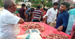 মোড়ে মোড়ে কোরবানির মাংসের বাজার মোড়ে মোড়ে কোরবানির মাংসের বাজার