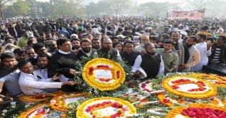 শহীদ বুদ্ধিজীবী কবরস্থানে সর্বসাধারণের শ্রদ্ধা