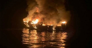 ক্যালিফোর্নিয়ায় নৌযানে অগুন; ৩৪ জনের মৃত্যুর শঙ্কা ক্যালিফোর্নিয়ায় নৌযানে অগুন; ৩৪ জনের মৃত্যুর শঙ্কা