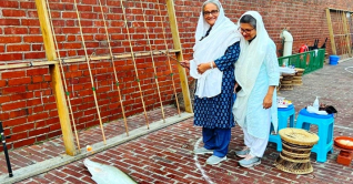 ছোট বোনকে সঙ্গে নিয়ে মাছ ধরলেন প্রধানমন্ত্রী