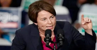 মাউরা হিলে হচ্ছেন যুক্তরাষ্ট্রের প্রথম সমকামী গভর্নর মাউরা হিলে হচ্ছেন যুক্তরাষ্ট্রের প্রথম সমকামী গভর্নর