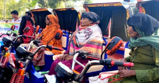 ৪ ভিক্ষুক পেলেন প্রধানমন্ত্রীর উপহার