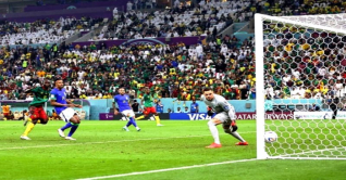 বেঞ্চের দল মাঠে নামিয়ে ব্রাজিলের অনাকাঙ্ক্ষিত হার