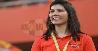 ক্রিকেট মাঠেই ফ্রাঞ্চাইজির মালিককে বিয়ের প্রস্তাব! ক্রিকেট মাঠেই ফ্রাঞ্চাইজির মালিককে বিয়ের প্রস্তাব!