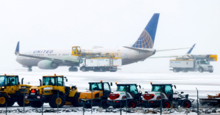 যুক্তরাষ্ট্রে তুষারঝড়ে বিমান চলাচল বিপর্যস্ত