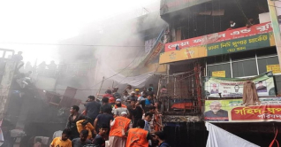 পুরো মার্কেটে ছড়িয়ে পড়েছে আগুন