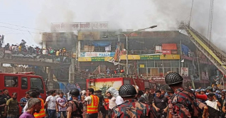 নিউ মার্কেটের আগুন নিয়ন্ত্রণে সেনা, বিজিবি ও র‍্যাব