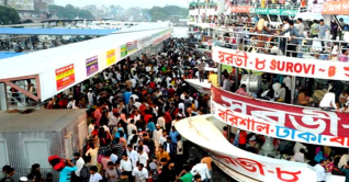 সদরঘাটে যাত্রীদের উপচে পড়া ভিড়