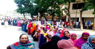 কেন্দ্রে পুরুষের চেয়ে নারী ভোটার বেশি কেন্দ্রে পুরুষের চেয়ে নারী ভোটার বেশি