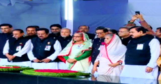 বঙ্গবন্ধুর প্রতিকৃতিতে প্রধানমন্ত্রীর শ্রদ্ধা