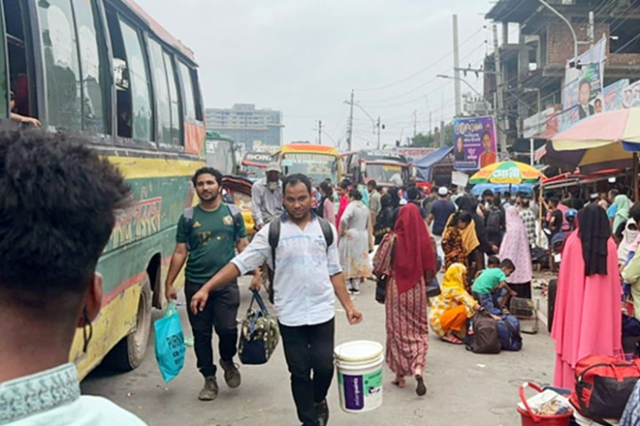 আজও রাজধানী ছাড়ছেন অনেকে