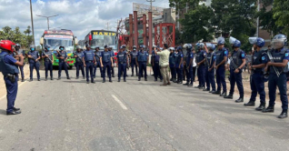 রাজধানীর প্রবেশমুখে পুলিশি তল্লাশি রাজধানীর প্রবেশমুখে পুলিশি তল্লাশি