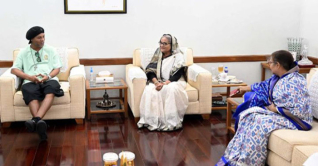 শেখ হাসিনার ভূয়সী প্রশংসায় রোনালদিনহো