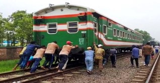 উত্তরবঙ্গের সঙ্গে ঢাকার রেল যোগাযোগ বন্ধ উত্তরবঙ্গের সঙ্গে ঢাকার রেল যোগাযোগ বন্ধ