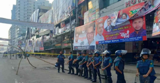 জামায়াত-বিএনপির অবরোধে কঠোর অবস্থানে আইনশৃঙ্খলা বাহিনী জামায়াত-বিএনপির অবরোধে কঠোর অবস্থানে আইনশৃঙ্খলা বাহিনী