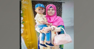 সন্তানকে বুকে জড়িয়েই পুড়ে মারা যান পপি সন্তানকে বুকে জড়িয়েই পুড়ে মারা যান পপি