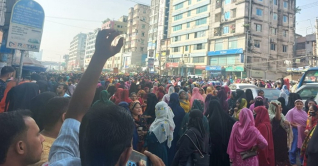 মিরপুরে আজও পোশাক শ্রমিকদের সড়ক অবরোধ মিরপুরে আজও পোশাক শ্রমিকদের সড়ক অবরোধ