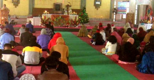 গির্জায় গির্জায় প্রার্থনার মধ্য দিয়ে বড়দিনের আনুষ্ঠানিকতা শুরু