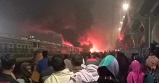 তেজগাঁওয়ে ট্রেনে আগুন, মা-শিশুসহ ৪ জনের প্রাণহানি তেজগাঁওয়ে ট্রেনে আগুন, মা-শিশুসহ ৪ জনের প্রাণহানি